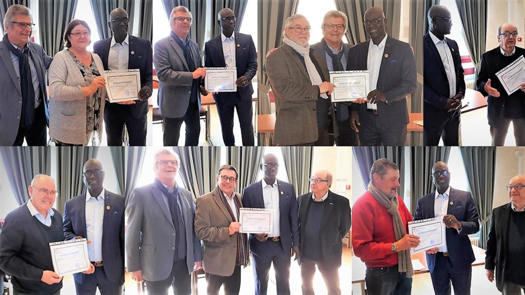 Dans la bonne humeur, le maire de Lakamané a remis des diplômes de courtoisie à : M. Georges JOUBERT, Mme Claude CHABANI, M. Alain SEVERAC, M. Vincent FAUVELL-CHAMPION, M. Adrien RODRIGUEZ, M. Patrick LAFON, M. Guy MARCHAND